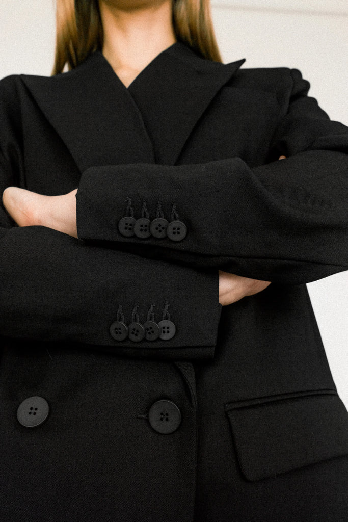 Close-up of a person wearing the ALVA Blazer in Tuxedo Black from below.